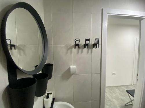 パンチェヴォにあるOMIS Roomsの鏡とトイレのあるバスルーム