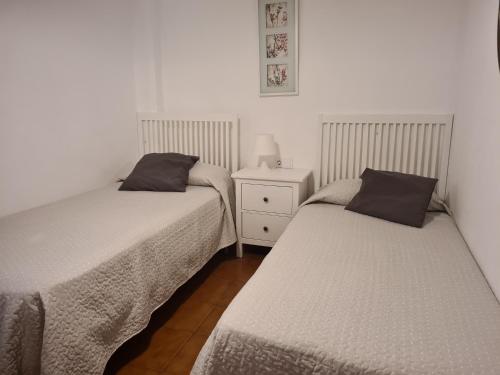 Duas camas sentadas uma ao lado da outra num quarto em Playa Viginia em Málaga