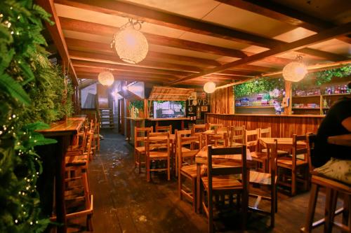 Restaurant o un lloc per menjar a La Cabaña Glamping Geronimo