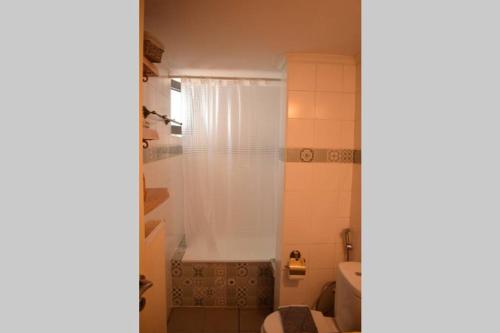 een badkamer met een bad en een toilet bij Casa Vergina in Chania