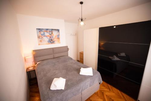 1 dormitorio con 1 cama y 2 toallas blancas en Gof apartment, en Zadar