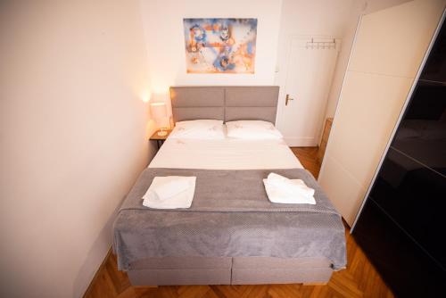1 dormitorio pequeño con 2 camas en una habitación en Gof apartment, en Zadar