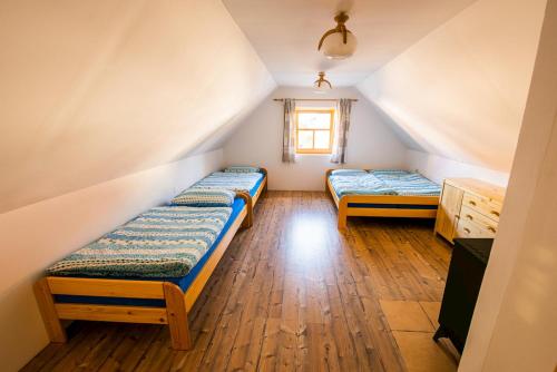 Giường trong phòng chung tại Oravská drevenička
