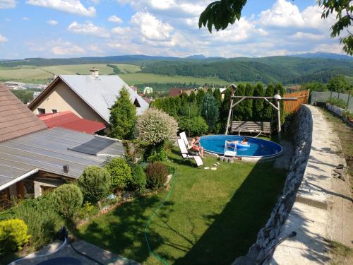 a backyard with a swimming pool and a house at Ubytovanie Privat Antoni - apartmán v RD in Tvrdošín