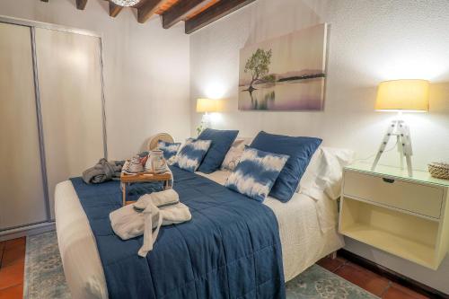 a bedroom with a bed with a blue blanket at Furnas Nook in Furnas