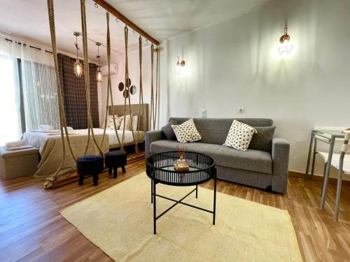 - un salon avec un canapé et une table dans l'établissement Cozy and Stylish Studio Apt just 800m from the beach - New on Booking!, à Albufeira