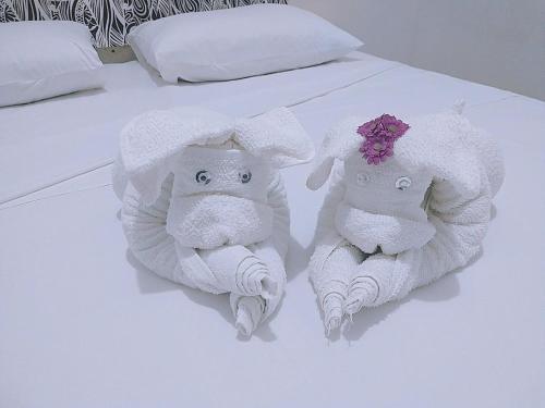 two towels are sitting on a bed at Hotel Ypê in Rio Verde