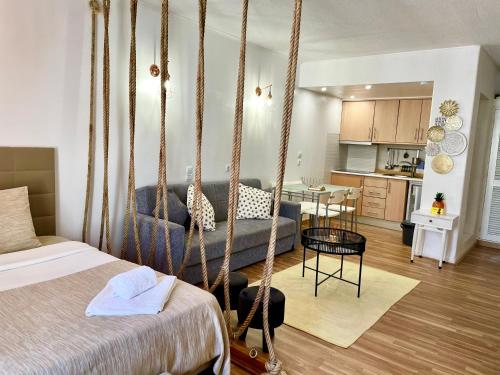 1 dormitorio con cama plegable y cocina en Cozy and Stylish Studio Apt just 800m from the beach - New on Booking!, en Albufeira