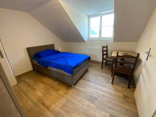 Schlafzimmer mit einem Bett, einem Tisch und Stühlen in der Unterkunft Hotel Gasthof Engel in Kleinlützel