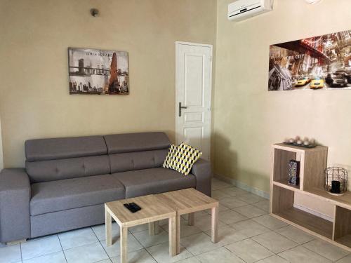 un soggiorno con divano e tavolo di Petite maison de campagne a Bonifacio