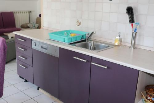 una cucina con lavandino e piano di lavoro di Casa Belle Vacanze a Spilinga