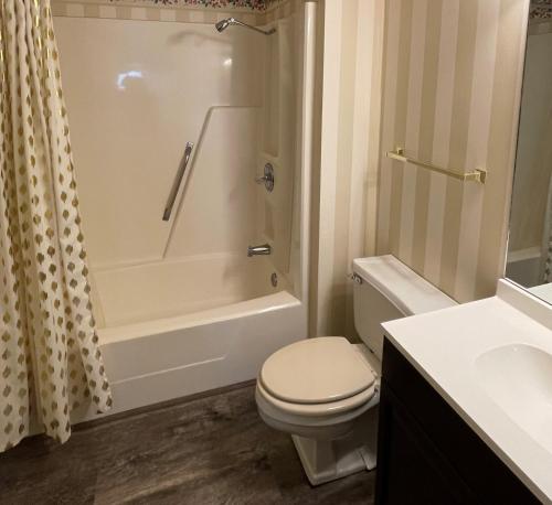 a bathroom with a toilet and a tub and a sink at Sugar Top 2805 Condo in Sugar Mountain