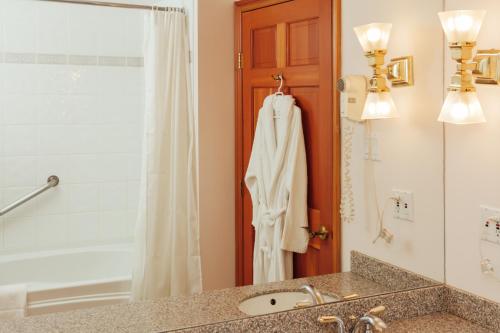 een badkamer met een wastafel en een douche bij The Grand Hotel Nanaimo in Nanaimo