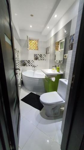 Koupelna v ubytování Apartament Butterfly Mamaia Intrare
