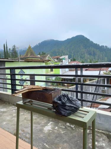 Pemandangan kolam renang di Samara 3 tawangmangu rooftop atau di dekatnya