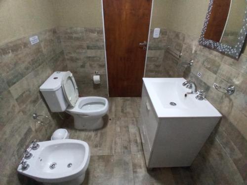 uma casa de banho com um WC e um lavatório em arrayanes em Junín