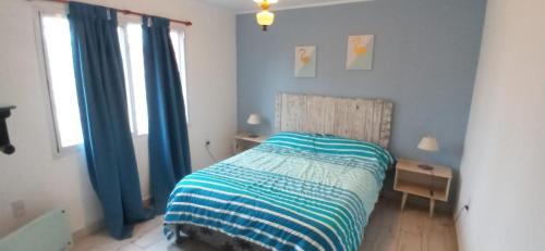 Un dormitorio pequeño con una cama y una ventana. en cabaña La Soñada, en Junín