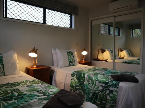 Ліжко або ліжка в номері Abera's Aitutaki Villas