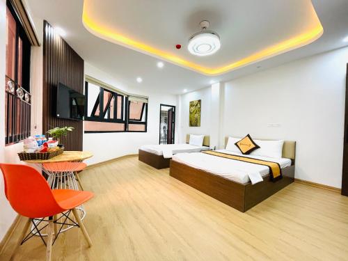Habitación de hotel con 2 camas, mesa y sillas en A&EM VILLA en Hanói