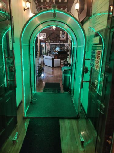 an entrance to a room with a green door at Hotel el Che No apto para corruptos in Azogues