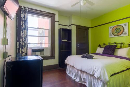 Lucky D's Youth and Traveler's Hostel Image
