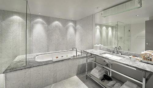 Kamar mandi di The James Hotel