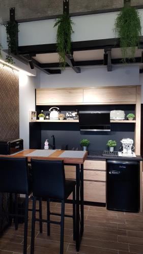 a kitchen with a table with chairs and a stove at Apartman Plaža Lux in Veliko Gradište