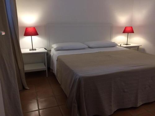 1 dormitorio con 2 camas y 2 lámparas en las mesas en A casa di Maurizio, en Rosa Marina