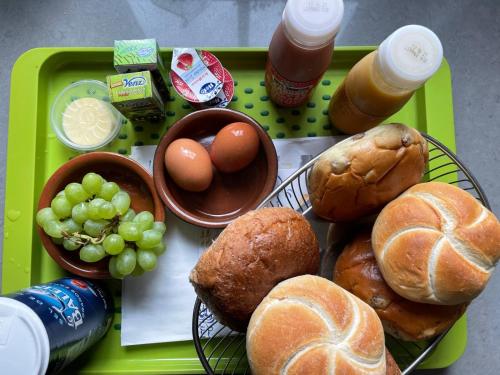 een dienblad met brood, eieren en druiven bij Bed & Bad Soet Texel in Den Burg