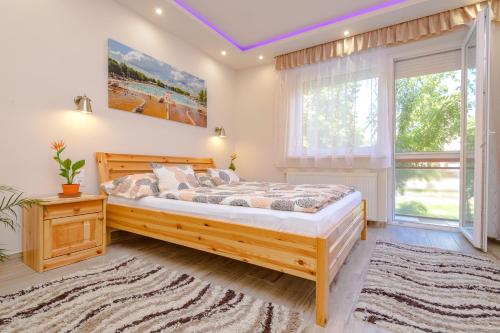 Ένα ή περισσότερα κρεβάτια σε δωμάτιο στο ILLÉS Apartmanok I.