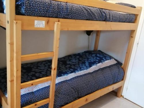 Cette chambre dispose de lits superposés et de 2 lits superposés. dans l'établissement Appartement T2 à BERNEX avec WiFi, vue sur montagne, à Bernex