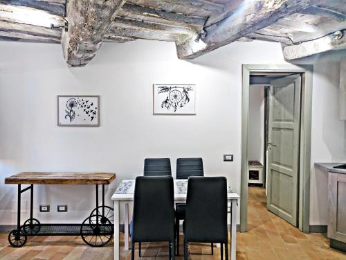 a dining room with a table and chairs at Appartamento LA FINESTRELLA in Città della Pieve