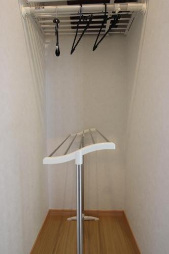 a white table in a room with a ceiling at Yadokari Shima in Shima
