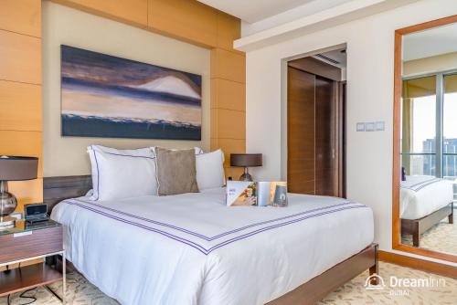 Кровать или кровати в номере Dream Inn Apartments - Premium Apartments Connected to Dubai Mall