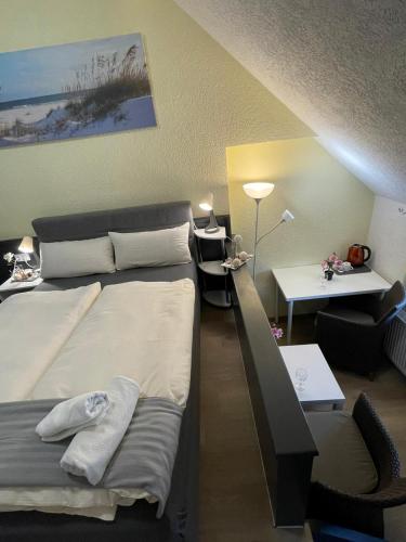 Katil atau katil-katil dalam bilik di Hotel Ammerländer Stuben