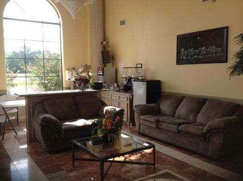 Χώρος καθιστικού στο Executive Inn & Suites