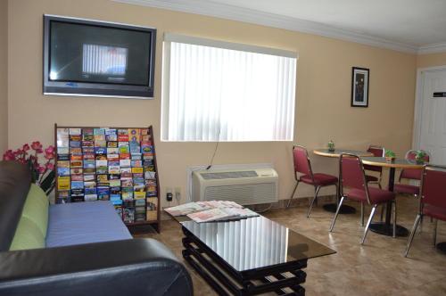 Posezení v ubytování Americas Best Value Inn Gainesville TX