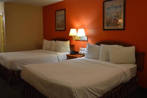 Llit o llits en una habitació de Americas Best Value Inn Gainesville TX