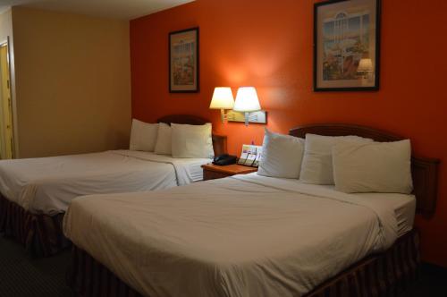 Postel nebo postele na pokoji v ubytování Americas Best Value Inn Gainesville TX