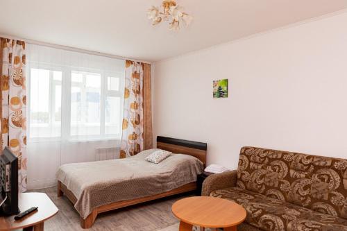 Кровать или кровати в номере Apartments at Yemelyanova 35а