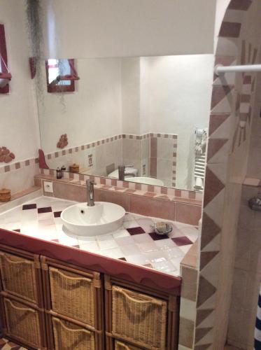 拉馬斯特爾的住宿－les Muriers，一间带水槽和大镜子的浴室