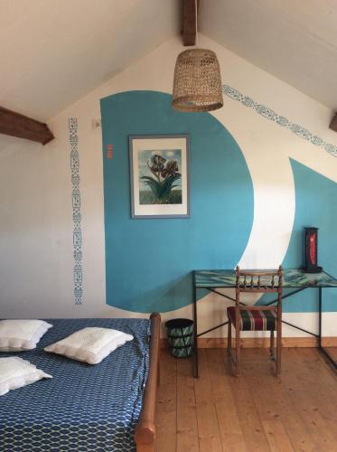 拉馬斯特爾的住宿－les Muriers，一间卧室配有一张床和一张玻璃桌