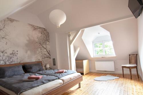 Un dormitorio con una cama con zapatos rosados. en Ferienwohnung Träwa en Sulzbach