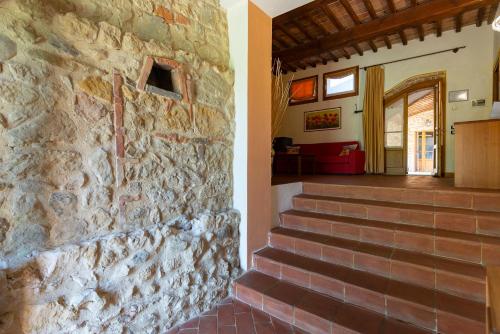 a stone wall and stairs in a house at Locanda Vesuna Hotel Countryhouse in Pienza