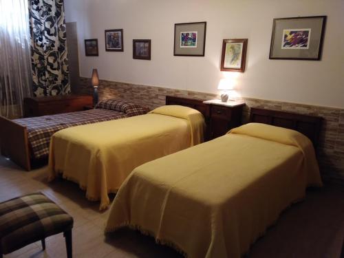 レッジョ・ディ・カラブリアにあるCasa Zerbiのホテルルーム ベッド2台&椅子付
