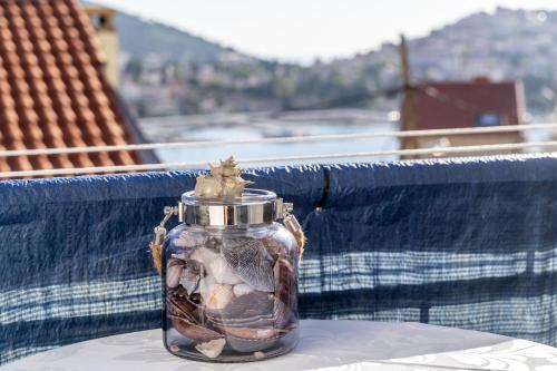 un crabe dans un pot de verre sur une table dans l'établissement Apartment & Rooms Alan, à Dubrovnik