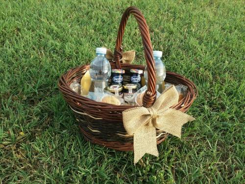 a basket with bottles of water and a bow on the grass at Agriturismo Il Casalino in Pienza