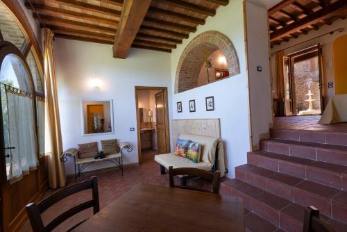 a living room with a table and chairs at Locanda Vesuna Hotel Countryhouse in Pienza