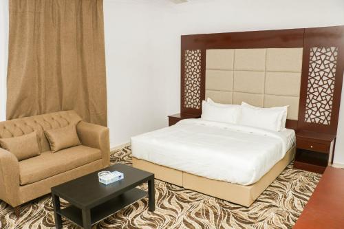 Postel nebo postele na pokoji v ubytování Diafat Alsaadah For Serviced Apartment-Dumat Al Jandal
