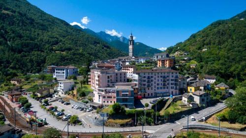 イントラーニャにあるCasa Chiaraの時計塔のある山の町